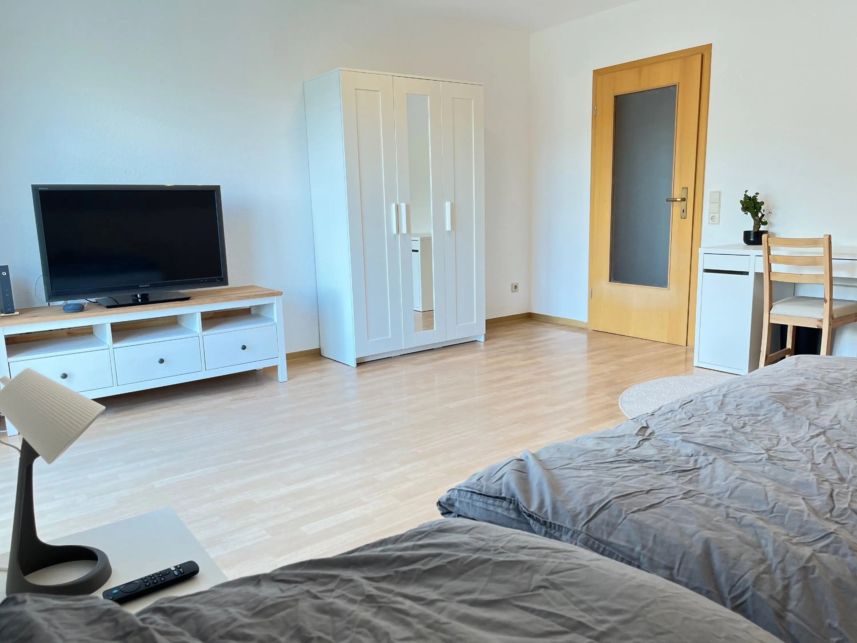 Tágas, jól felszerelt apartman nagy erkéllyel. - ingatlan fénykép 1