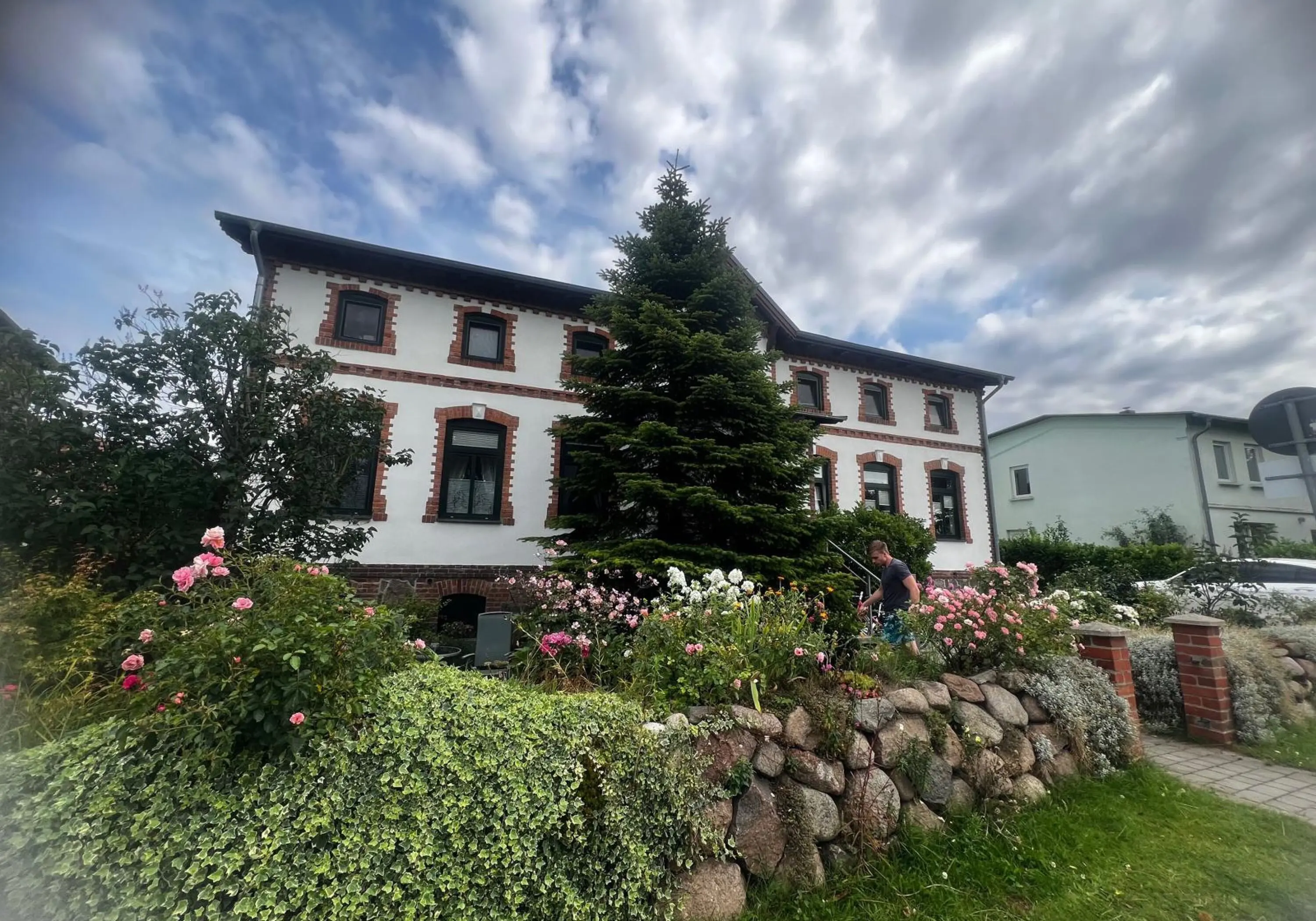 Lepo in dobro vzdrževana z obsežno opremo in povezavo . - fotografija nepremičnine 1