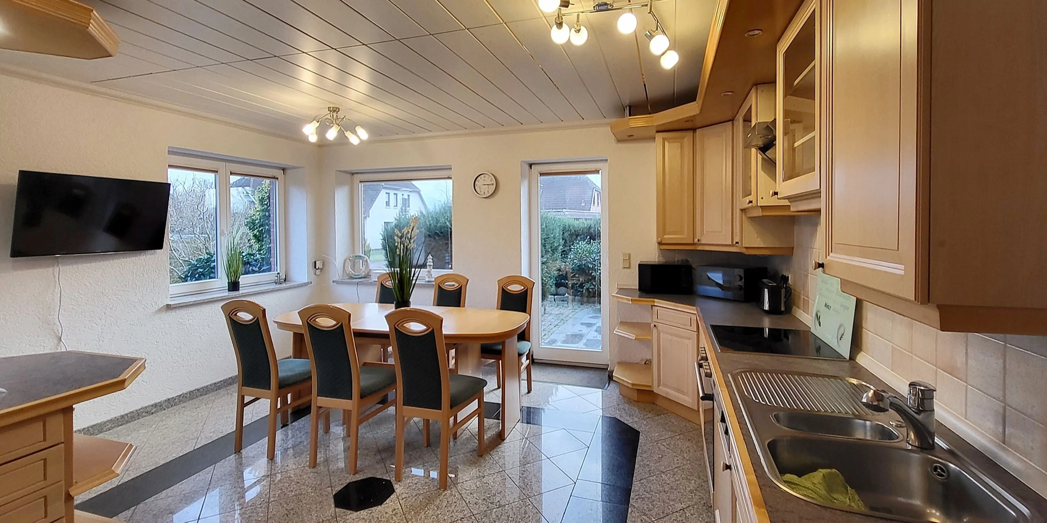 Parkplatz, Balkon, Terrasse, voll möbliert, Bettwäsche, gute Lage, eigenes Bad + Waschmaschine - фото 1 недвижимости