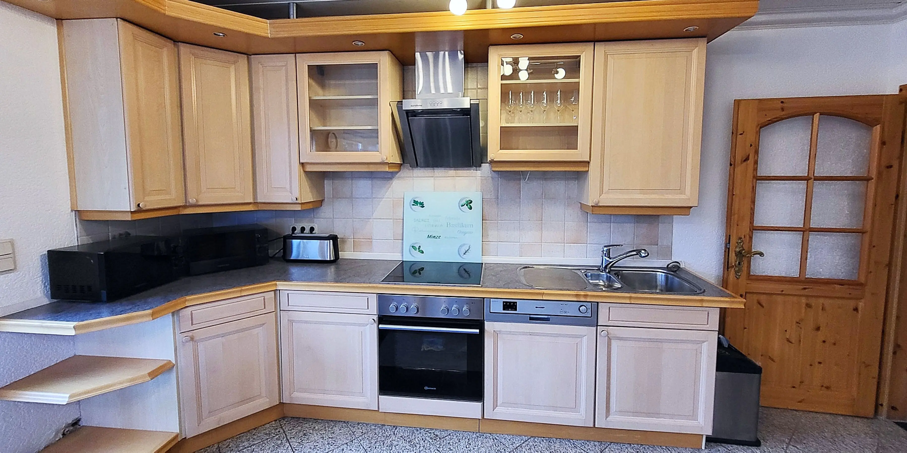 Parkplatz, Balkon, Terrasse, voll möbliert, Bettwäsche, gute Lage, eigenes Bad + Waschmaschine - фото 2 недвижимости