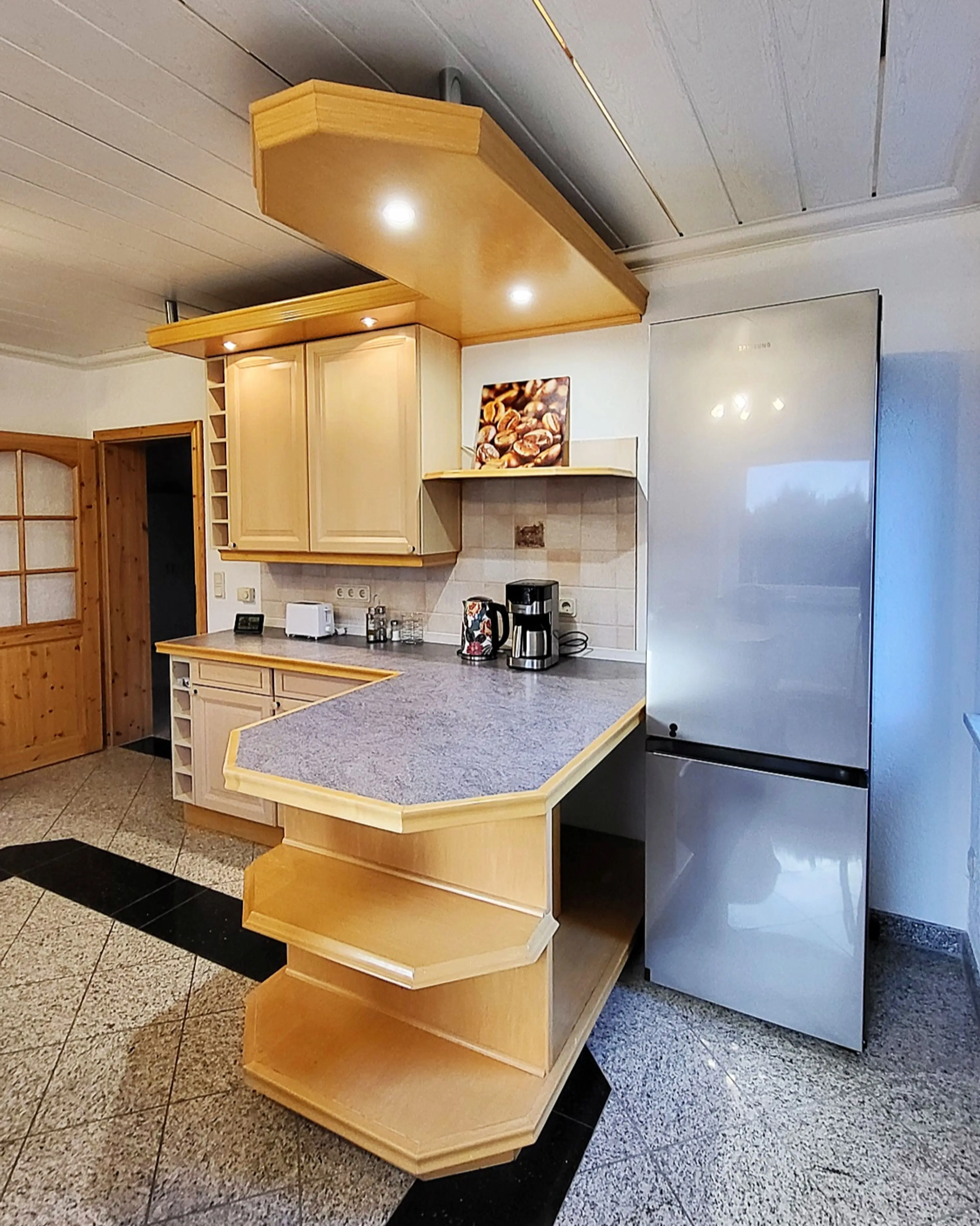 Parkplatz, Balkon, Terrasse, voll möbliert, Bettwäsche, gute Lage, eigenes Bad + Waschmaschine - фото 3 недвижимости