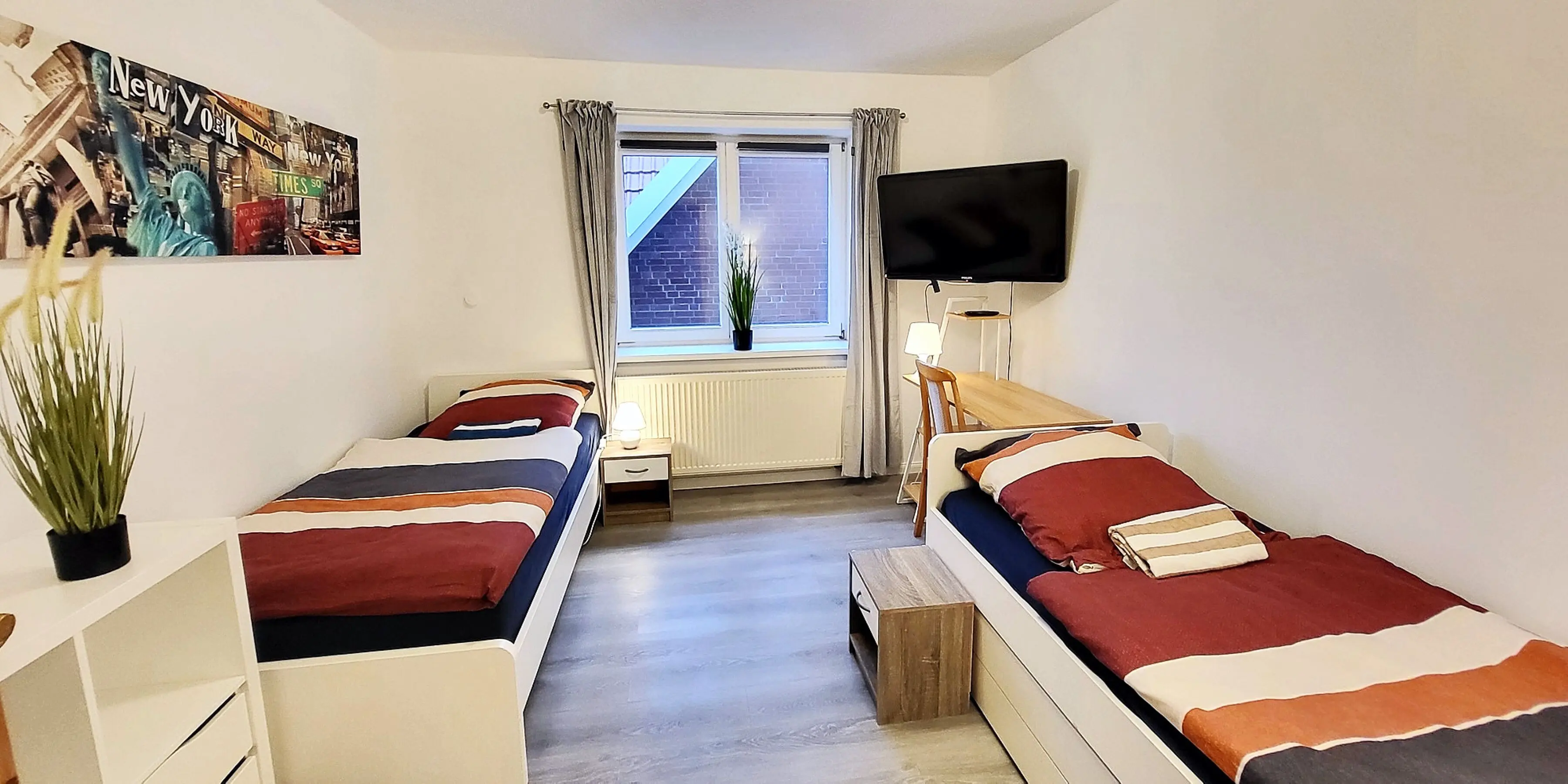 Parkplatz, Balkon, Terrasse, voll möbliert, Bettwäsche, gute Lage, eigenes Bad + Waschmaschine - фото 4 недвижимости