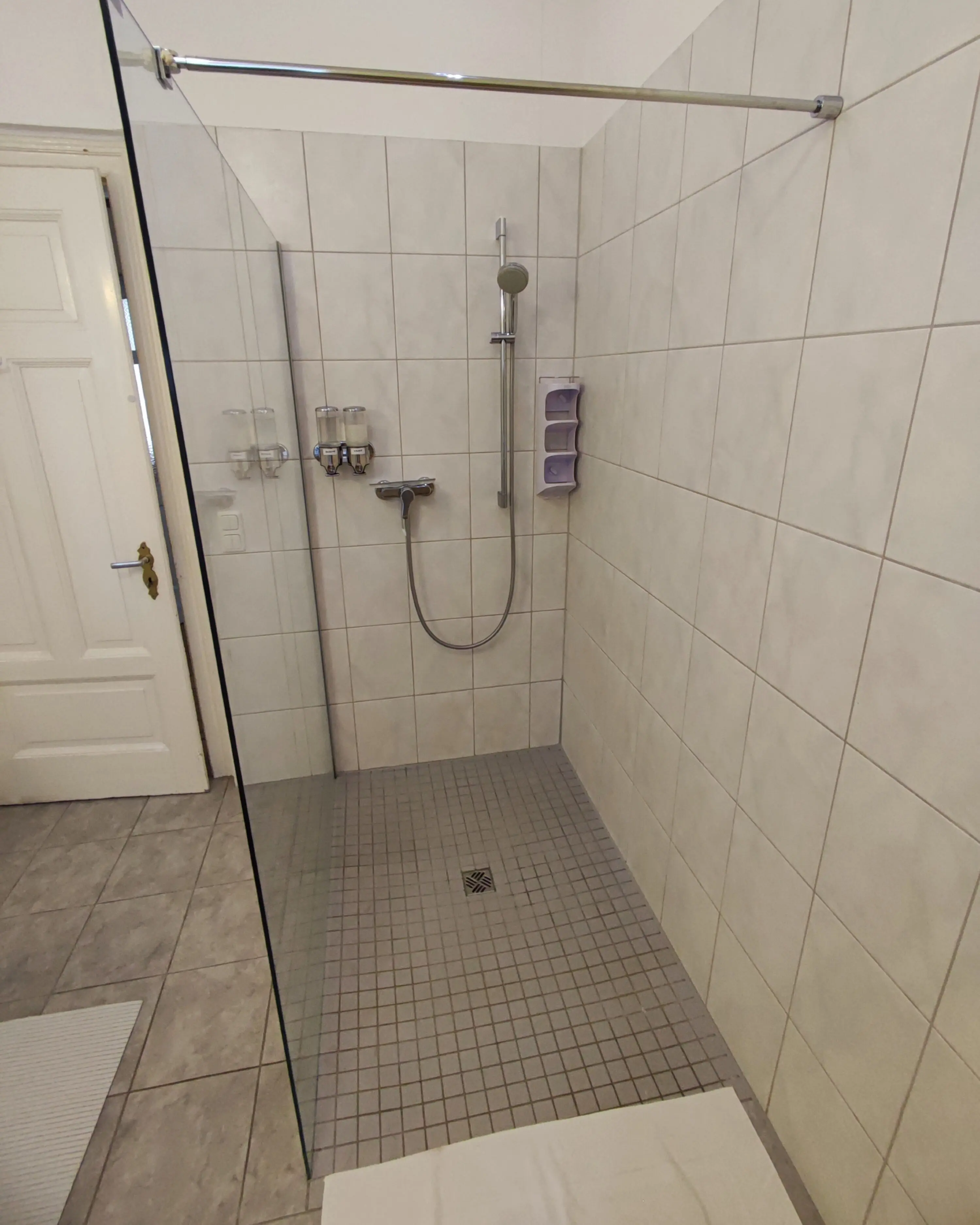 Inc. 2x2 free parking (suitable for transporters). Booking and directly via website possible! - property photo 4