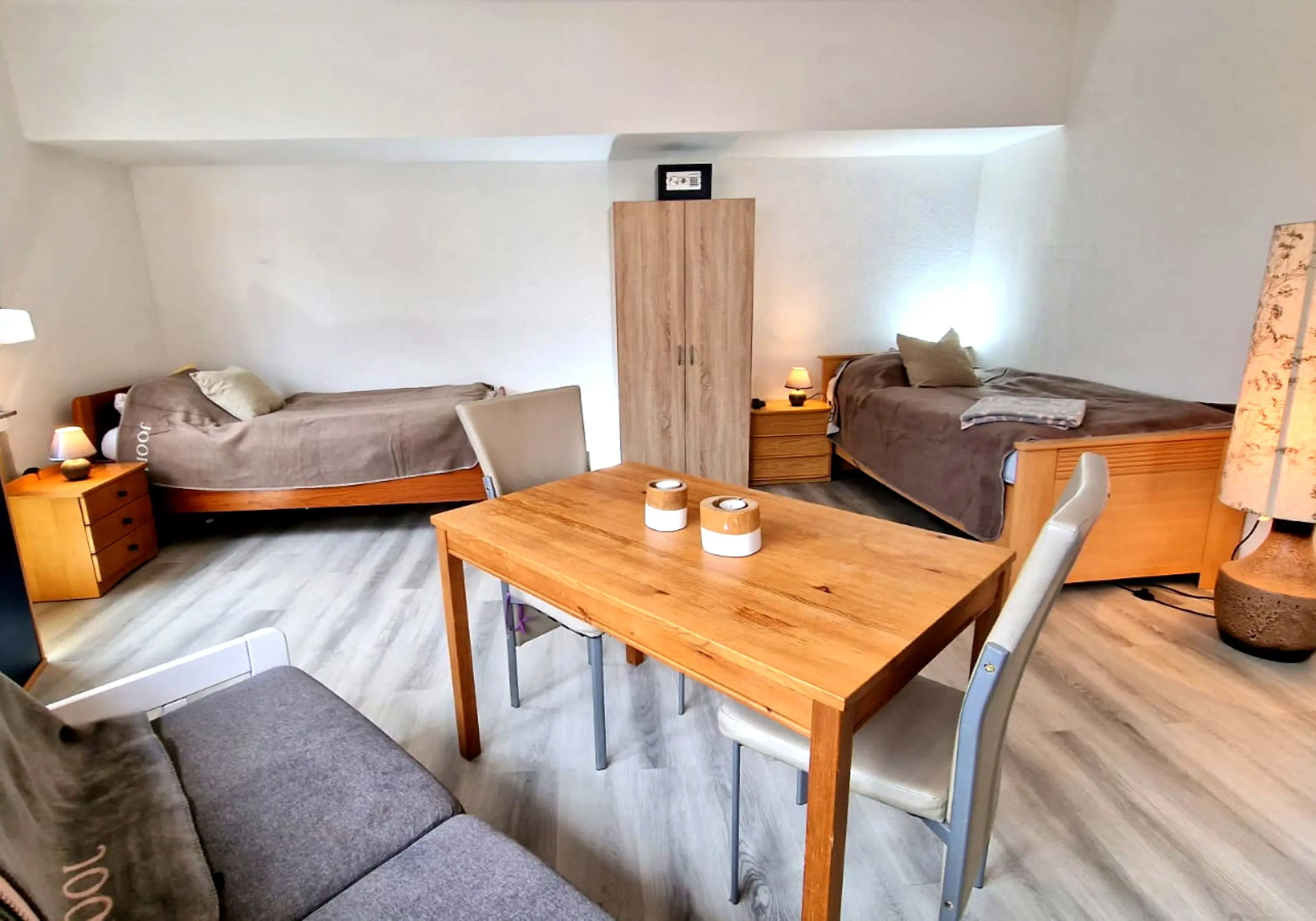 Balkon, Küche mit 3 Kühlschränken, 2 Toiletten, 2 Waschmaschinen, Parkplatz, Rolläden, W-lan - Immobilienfoto 1