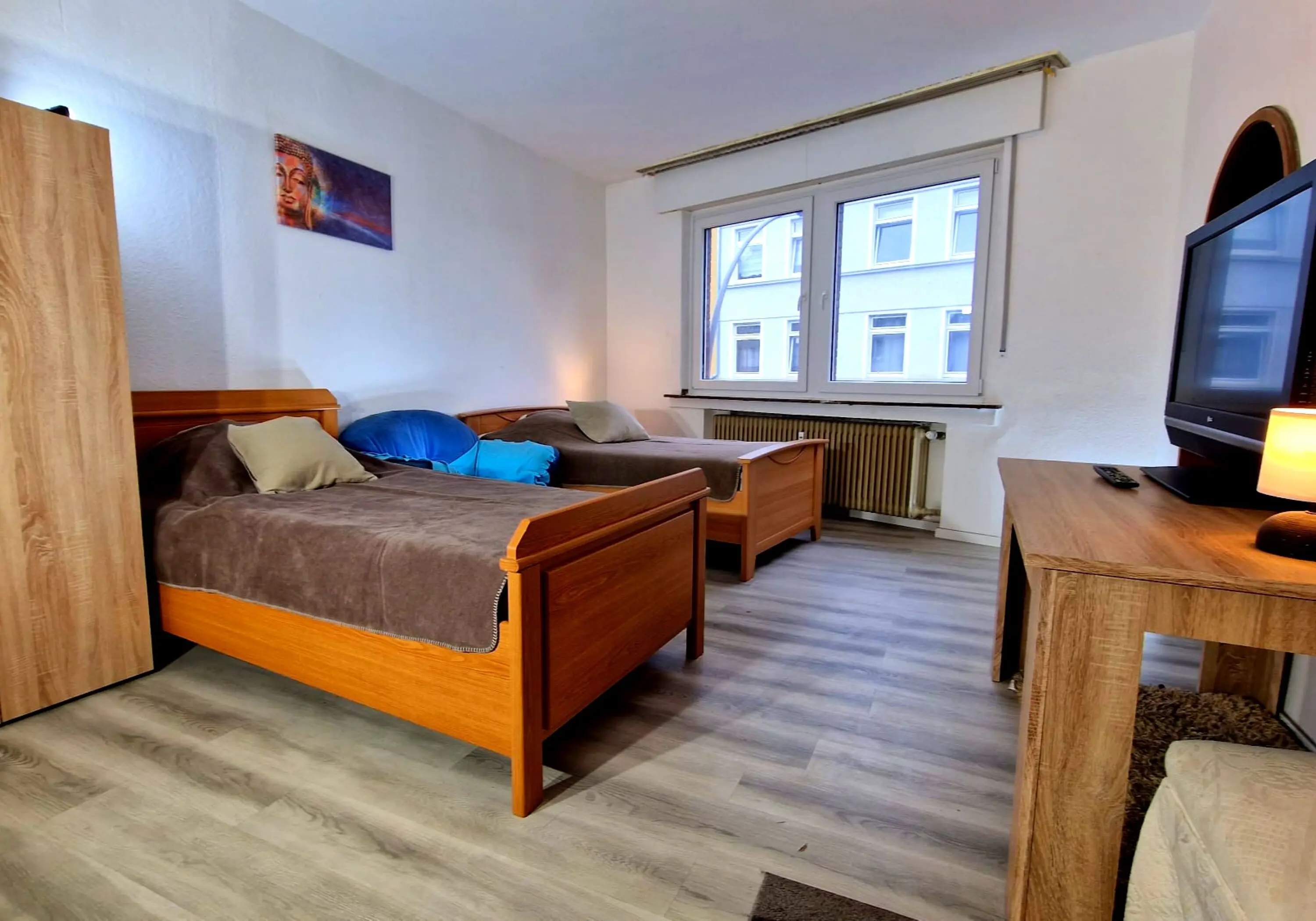 Balkon, Küche mit 3 Kühlschränken, 2 Toiletten, 2 Waschmaschinen, Parkplatz, Rolläden, W-lan - Immobilienfoto 2