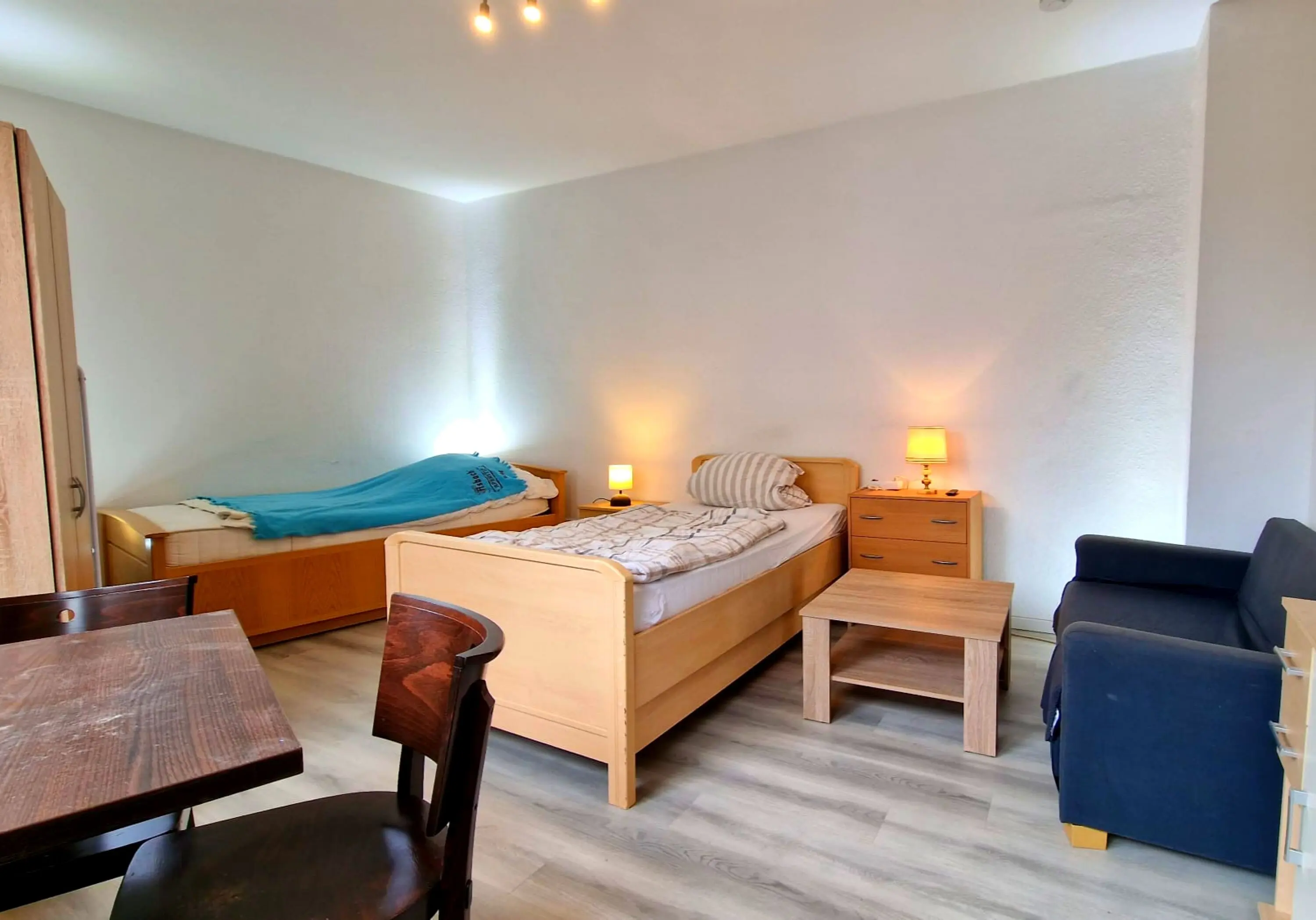 Balkon, Küche mit 3 Kühlschränken, 2 Toiletten, 2 Waschmaschinen, Parkplatz, Rolläden, W-lan - Immobilienfoto 3