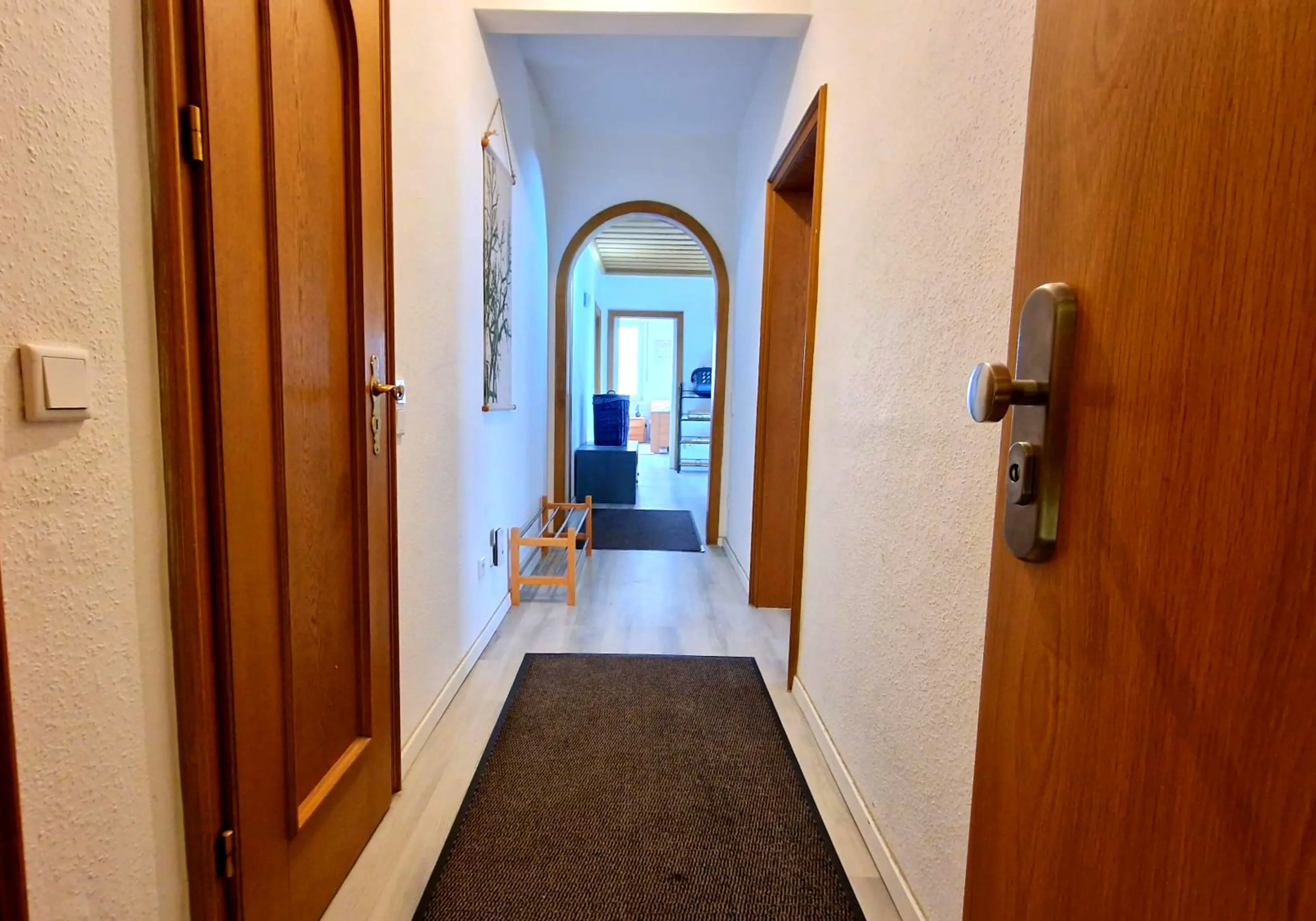 Balkon, Küche mit 3 Kühlschränken, 2 Toiletten, 2 Waschmaschinen, Parkplatz, Rolläden, W-lan - Immobilienfoto 4