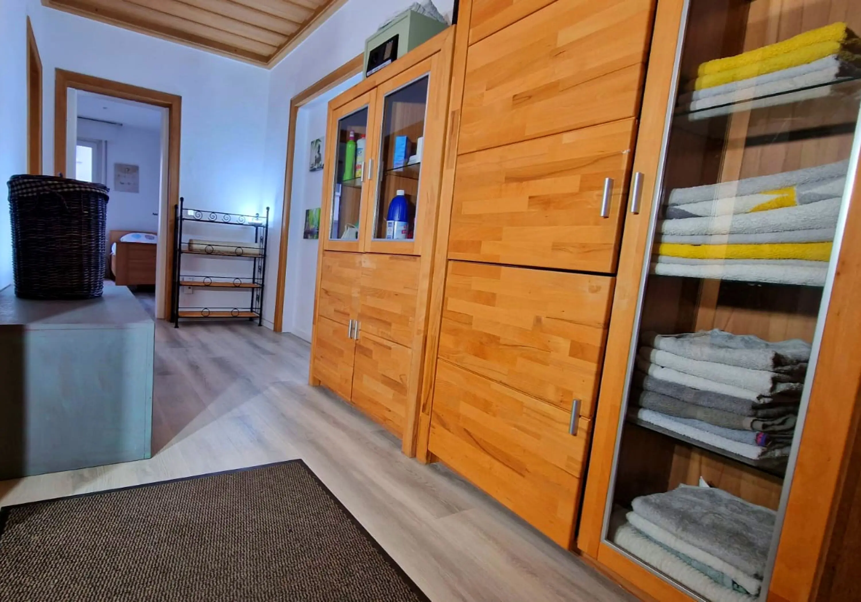 Balkon, Küche mit 3 Kühlschränken, 2 Toiletten, 2 Waschmaschinen, Parkplatz, Rolläden, W-lan - Immobilienfoto 5