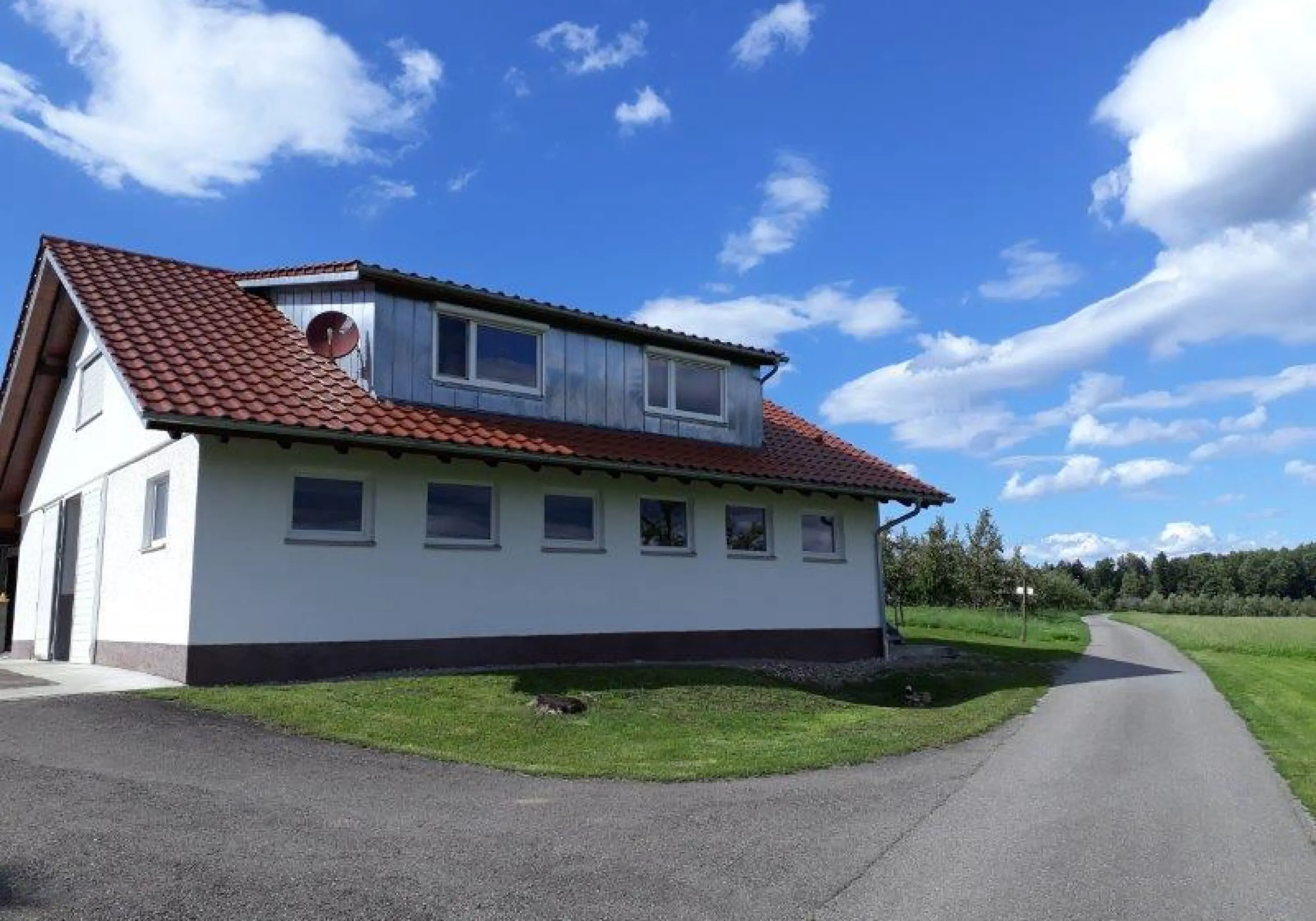 Very quiet location - free parking at the house - weekly rental or cheap monthly rental - property photo 1