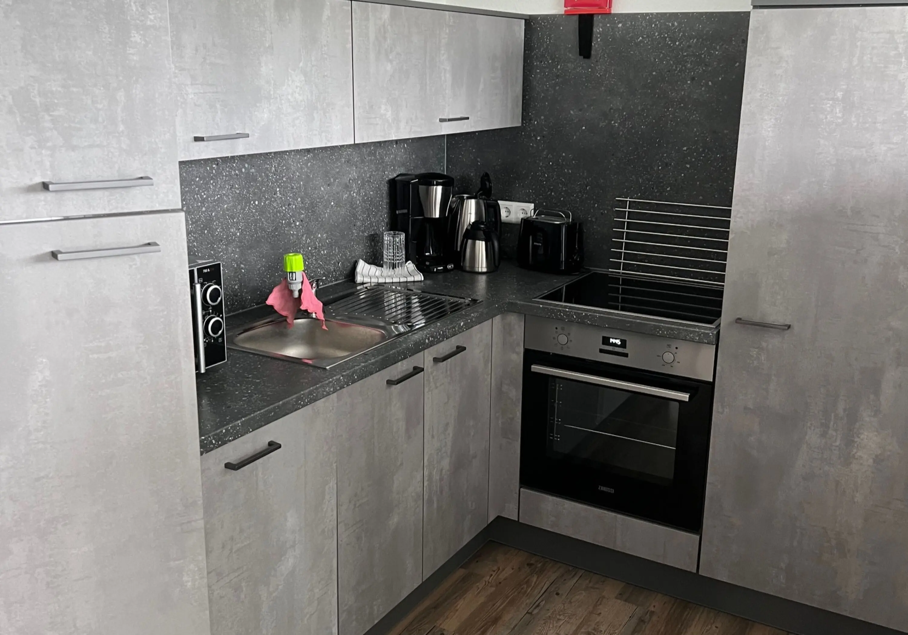 2 toilettes, douche, loggia, cuisine entièrement équipée, pots, 1 fois par semaine ménage femme - photo de propriété 2