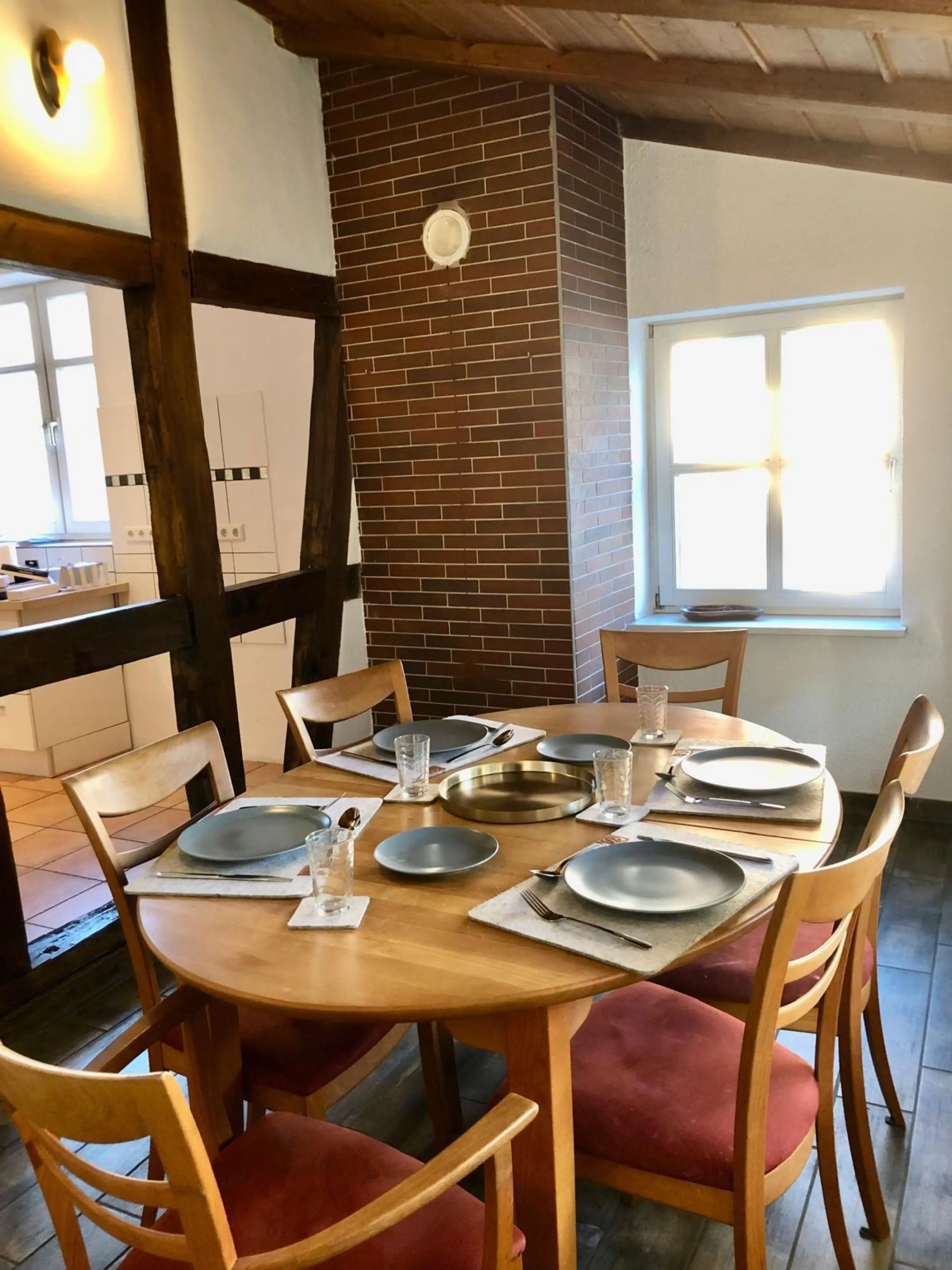 Udobna jedilnica z visokokakovostno opremo - fotografija nepremičnine 1