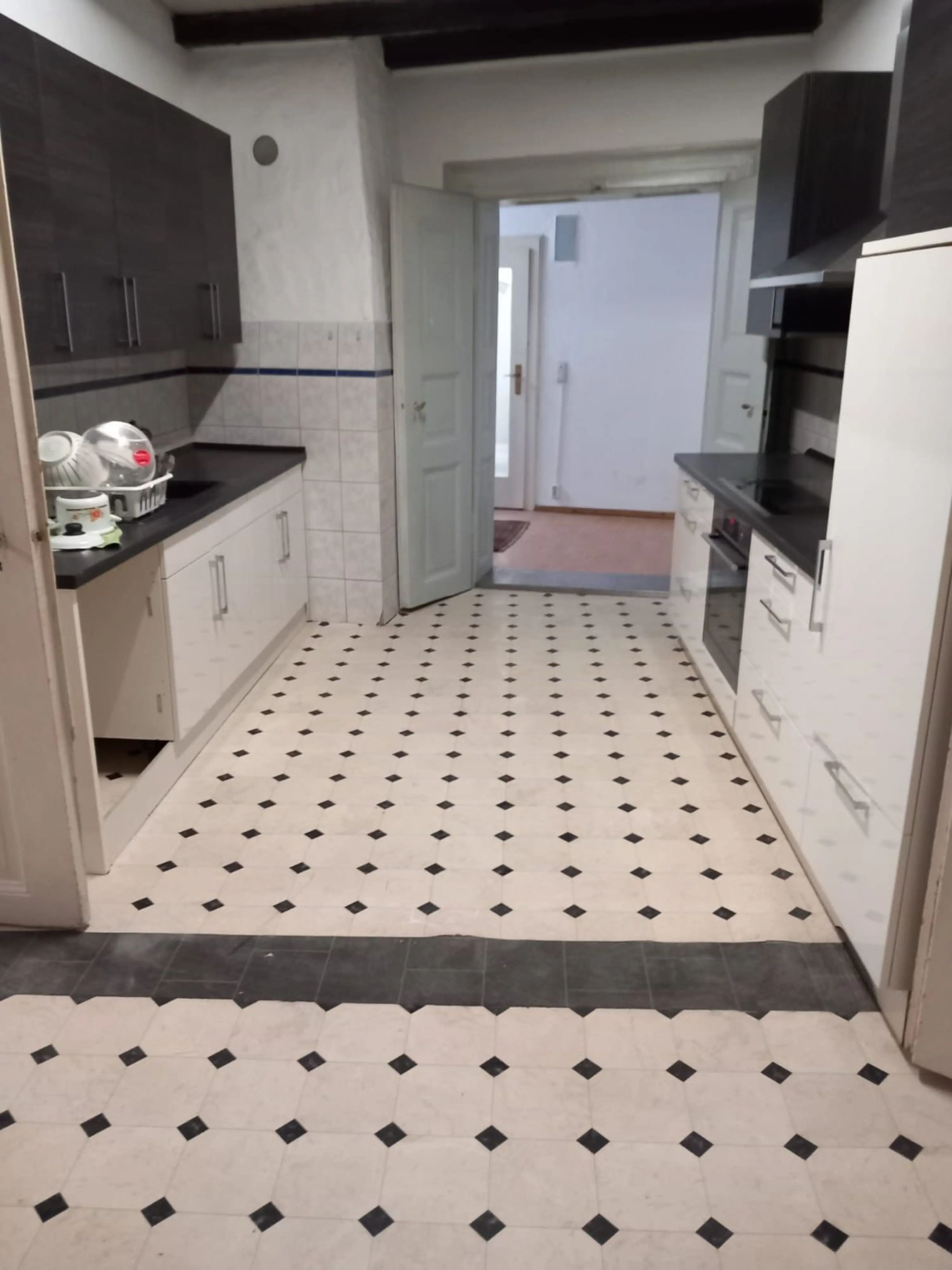 Grosse Wohnung mit 2 Duschen und 3 Toiletten. Es sind genügend Parkplätze vorhanden. - Immobilienfoto 1