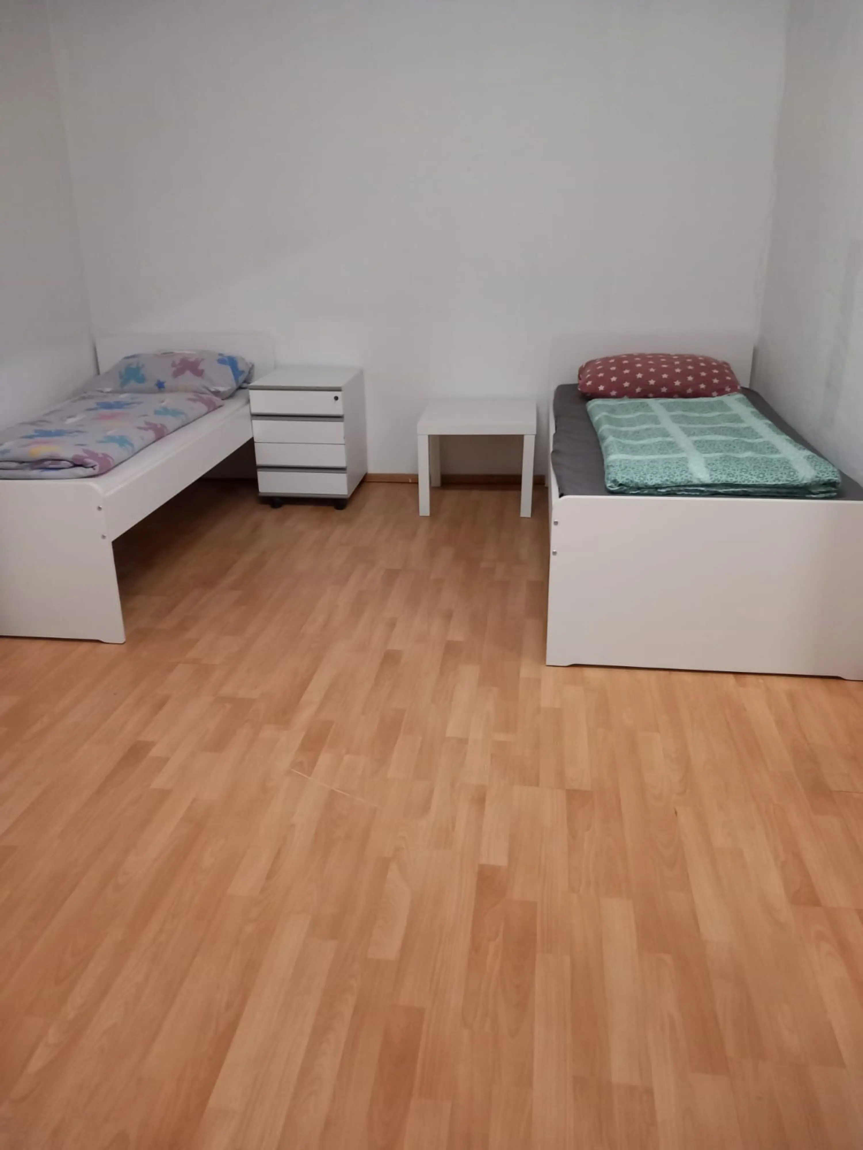 Grosse Wohnung mit 2 Duschen und 3 Toiletten. Es sind genügend Parkplätze vorhanden. - Immobilienfoto 2
