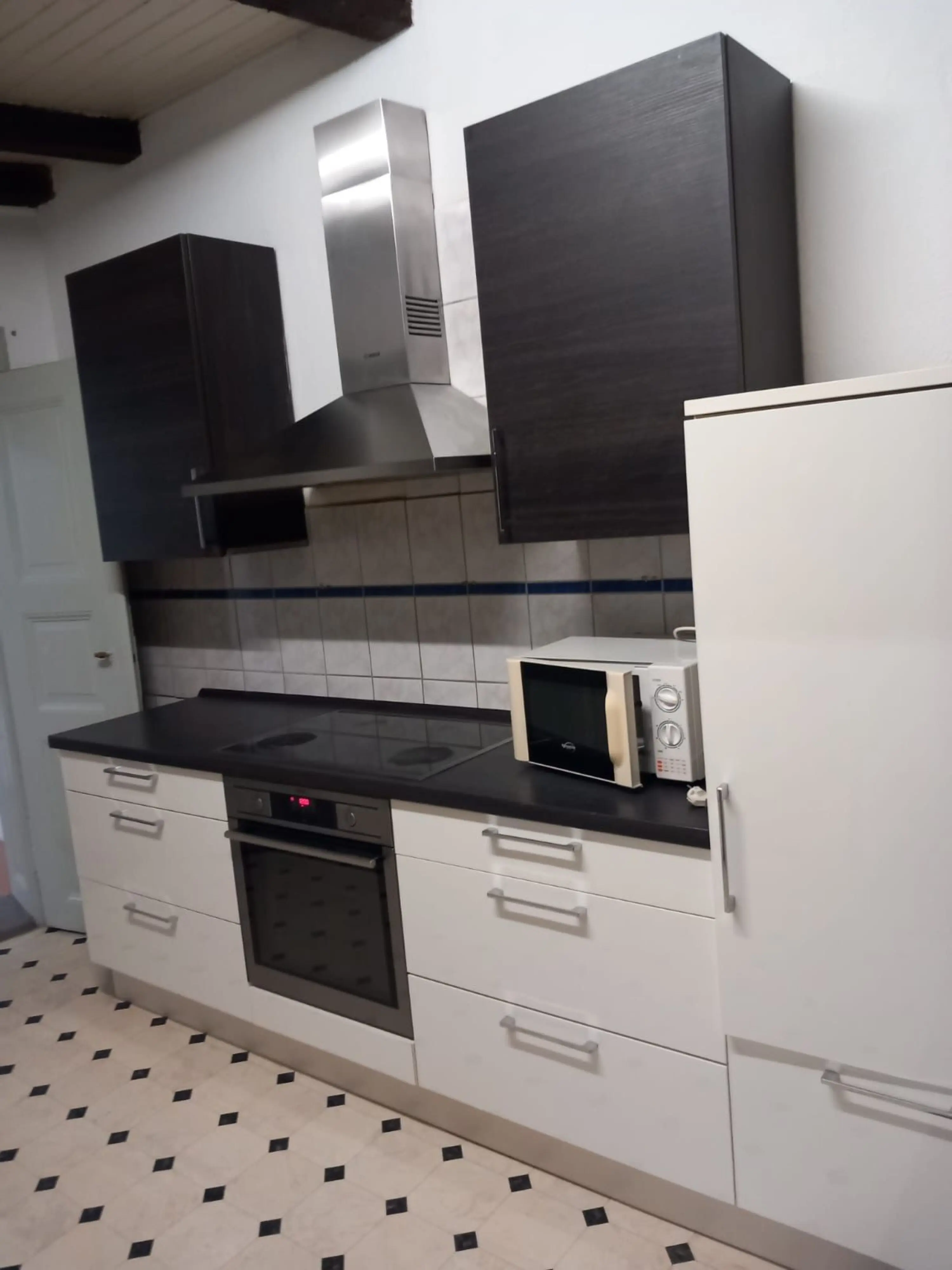 Grosse Wohnung mit 2 Duschen und 3 Toiletten. Es sind genügend Parkplätze vorhanden. - Immobilienfoto 3