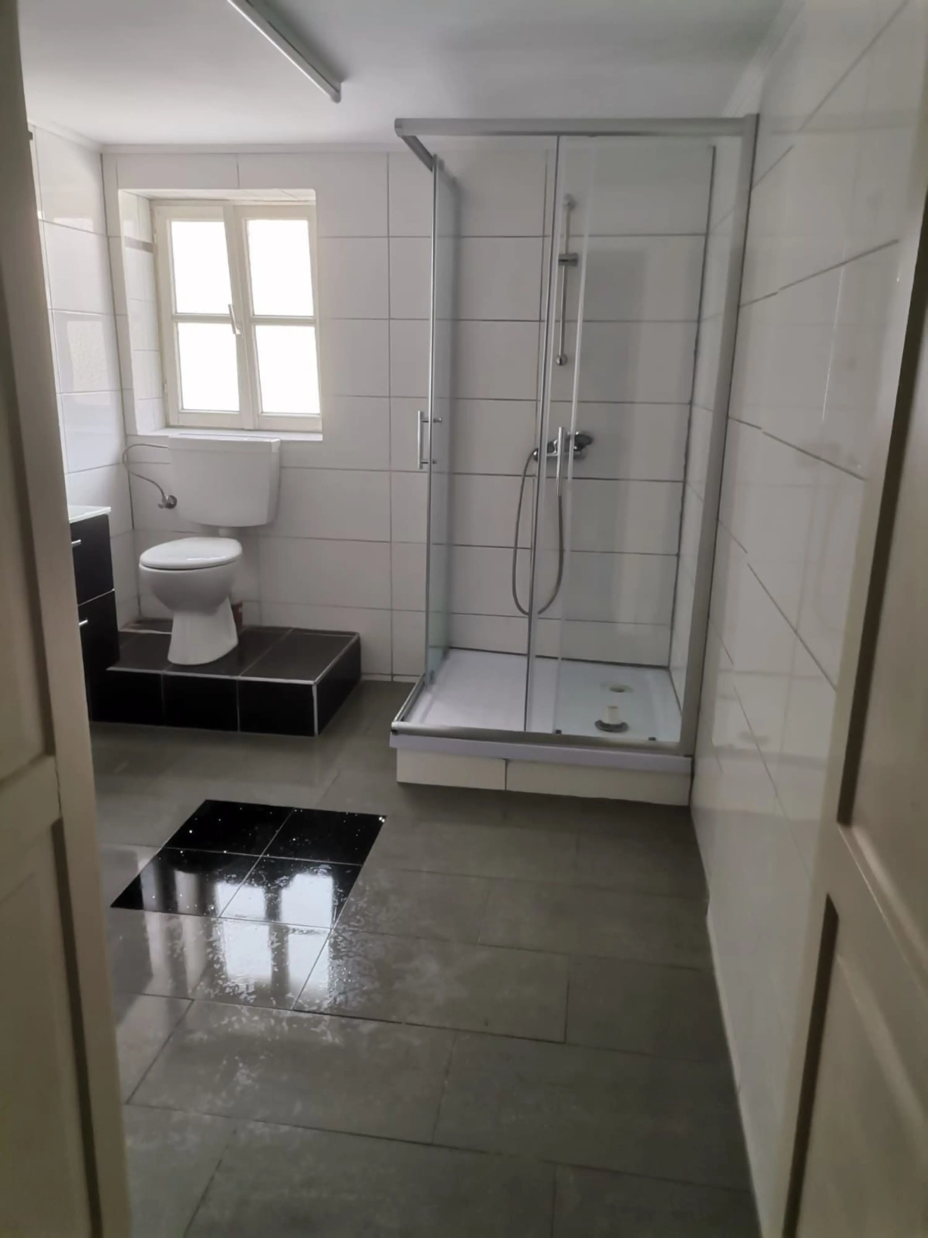 Grosse Wohnung mit 2 Duschen und 3 Toiletten. Es sind genügend Parkplätze vorhanden. - Immobilienfoto 5