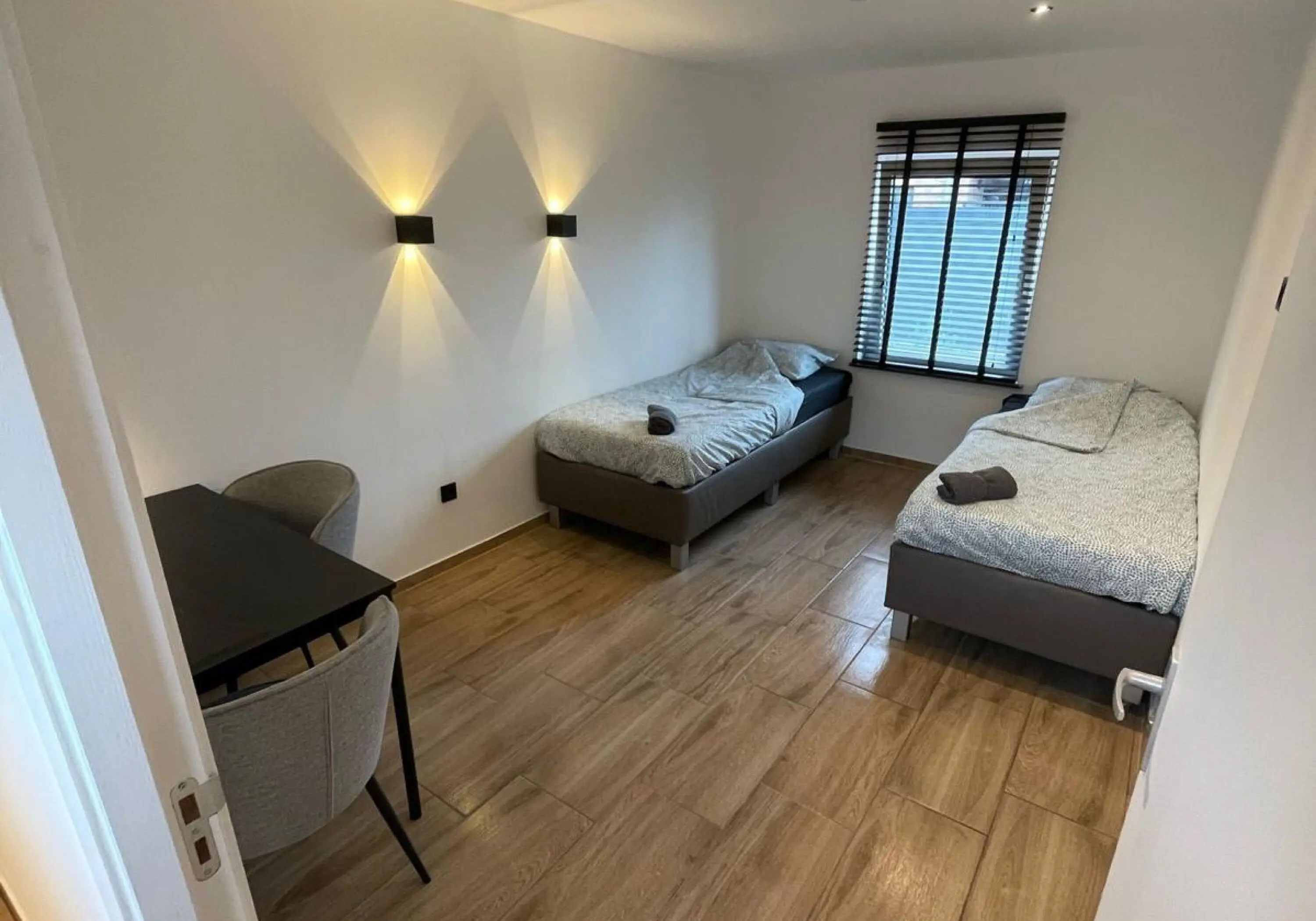 Apartamentet Monteur për 4 deri 25 vetë. Dhoma të vetme dhe të dyfishta. Shumë vende parkimi. - fotografia e pronës 1