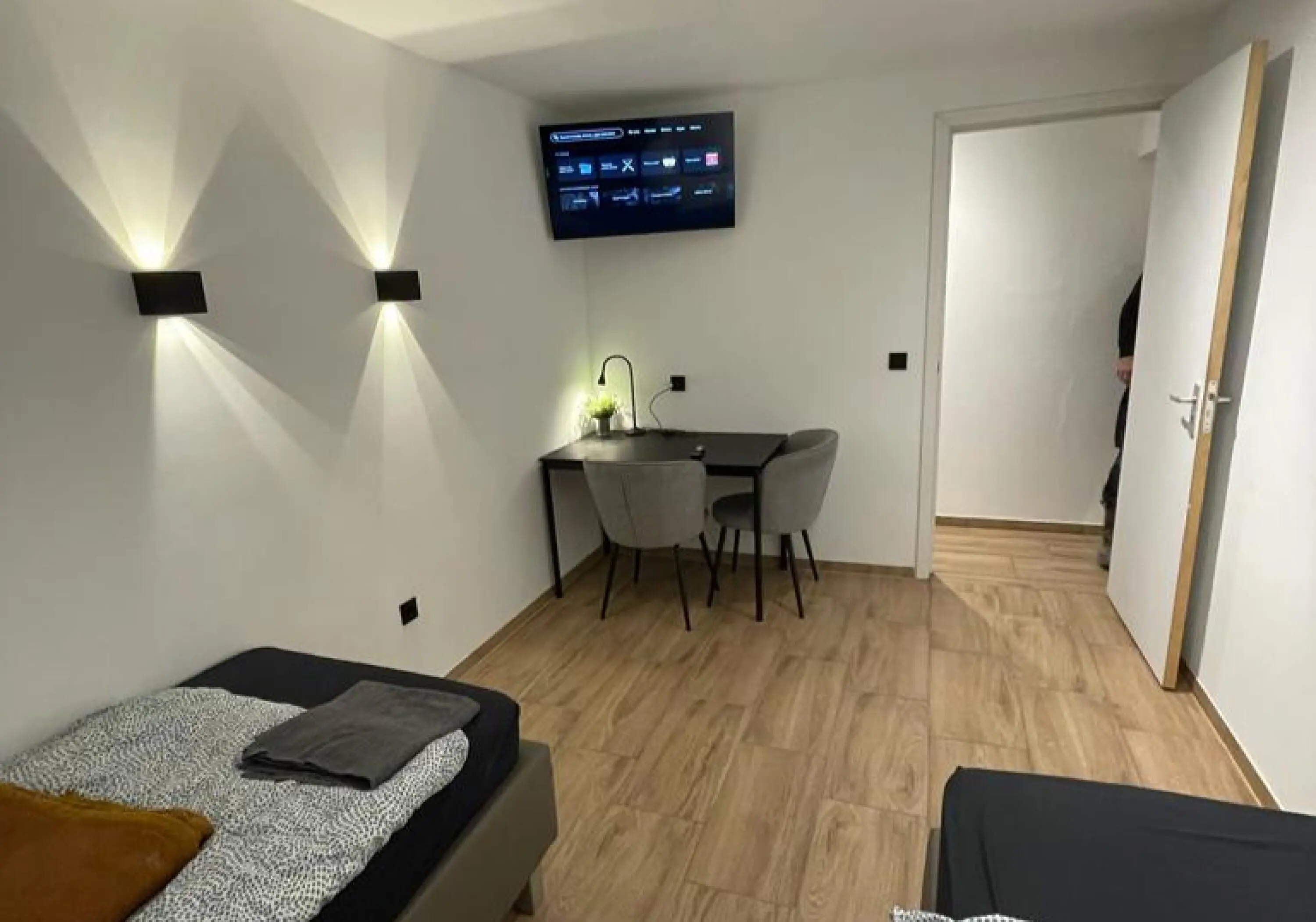 Apartamentet Monteur për 4 deri 25 vetë. Dhoma të vetme dhe të dyfishta. Shumë vende parkimi. - fotografia e pronës 2