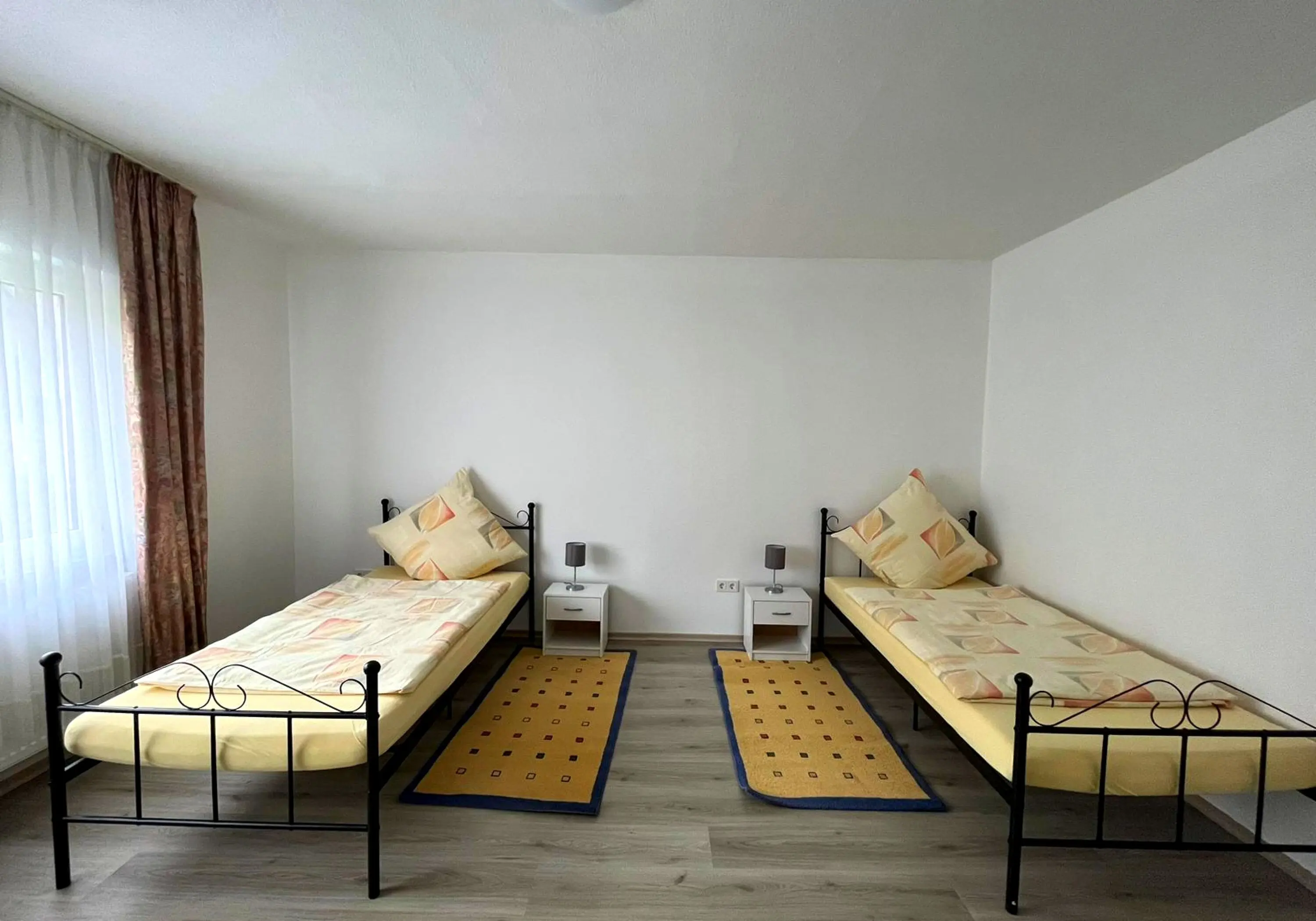 Apartament recent renovat cu mobilier modern
Locație centrală
Parcare, maşină de spălat, bucătărie etc. - fotografie proprietate 1