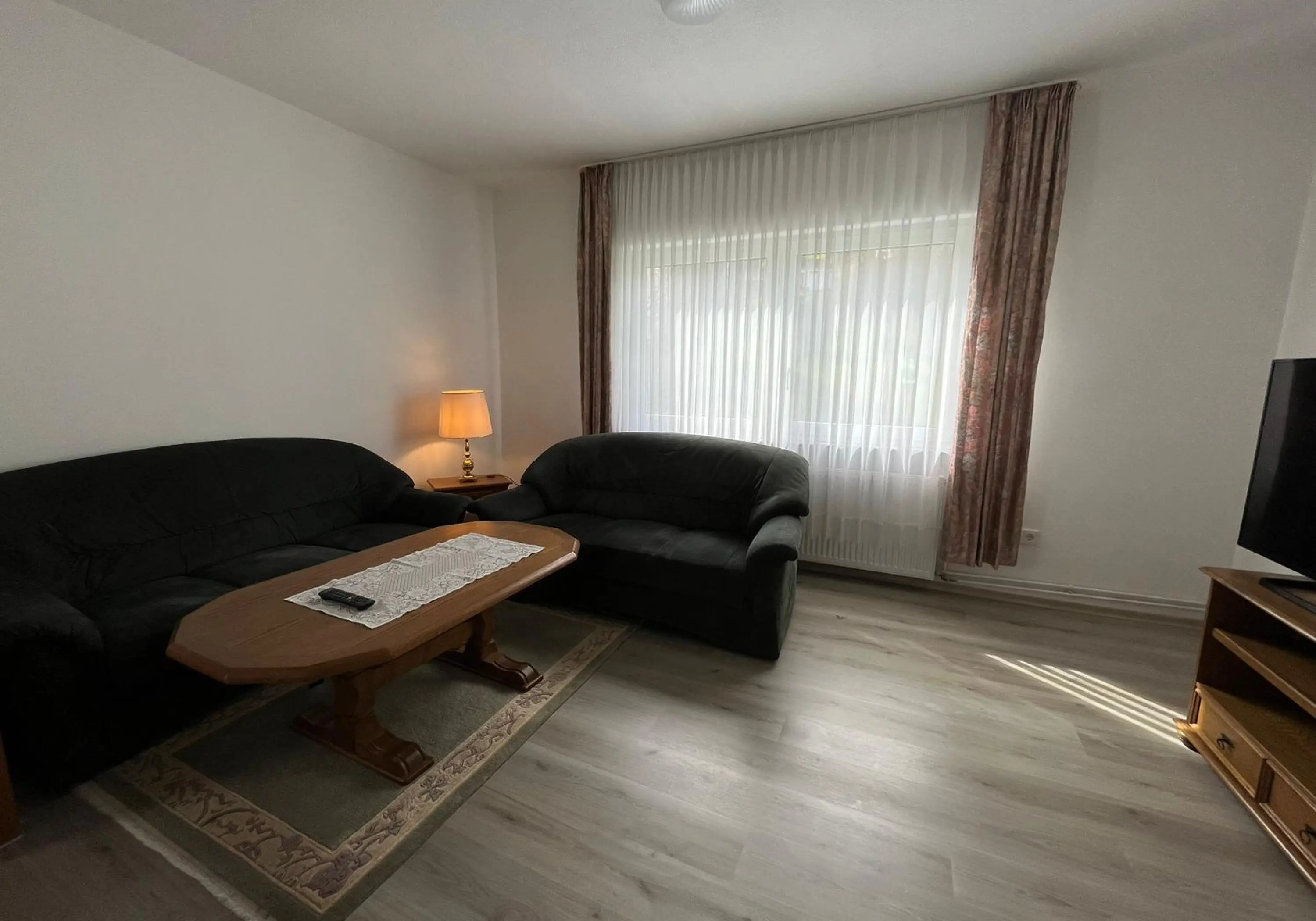 Apartament recent renovat cu mobilier modern
Locație centrală
Parcare, maşină de spălat, bucătărie etc. - fotografie proprietate 2