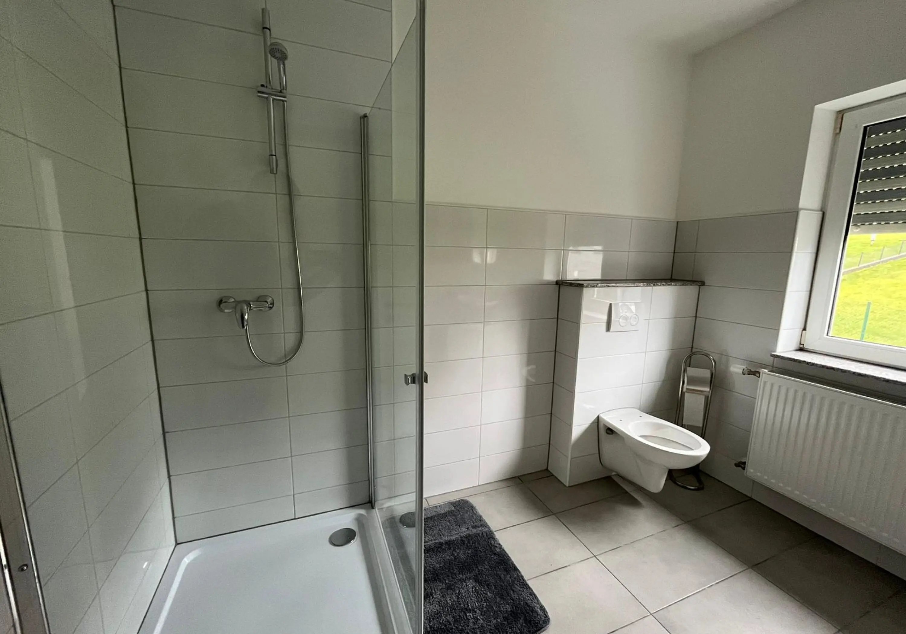 Apartament recent renovat cu mobilier modern
Locație centrală
Parcare, maşină de spălat, bucătărie etc. - fotografie proprietate 3