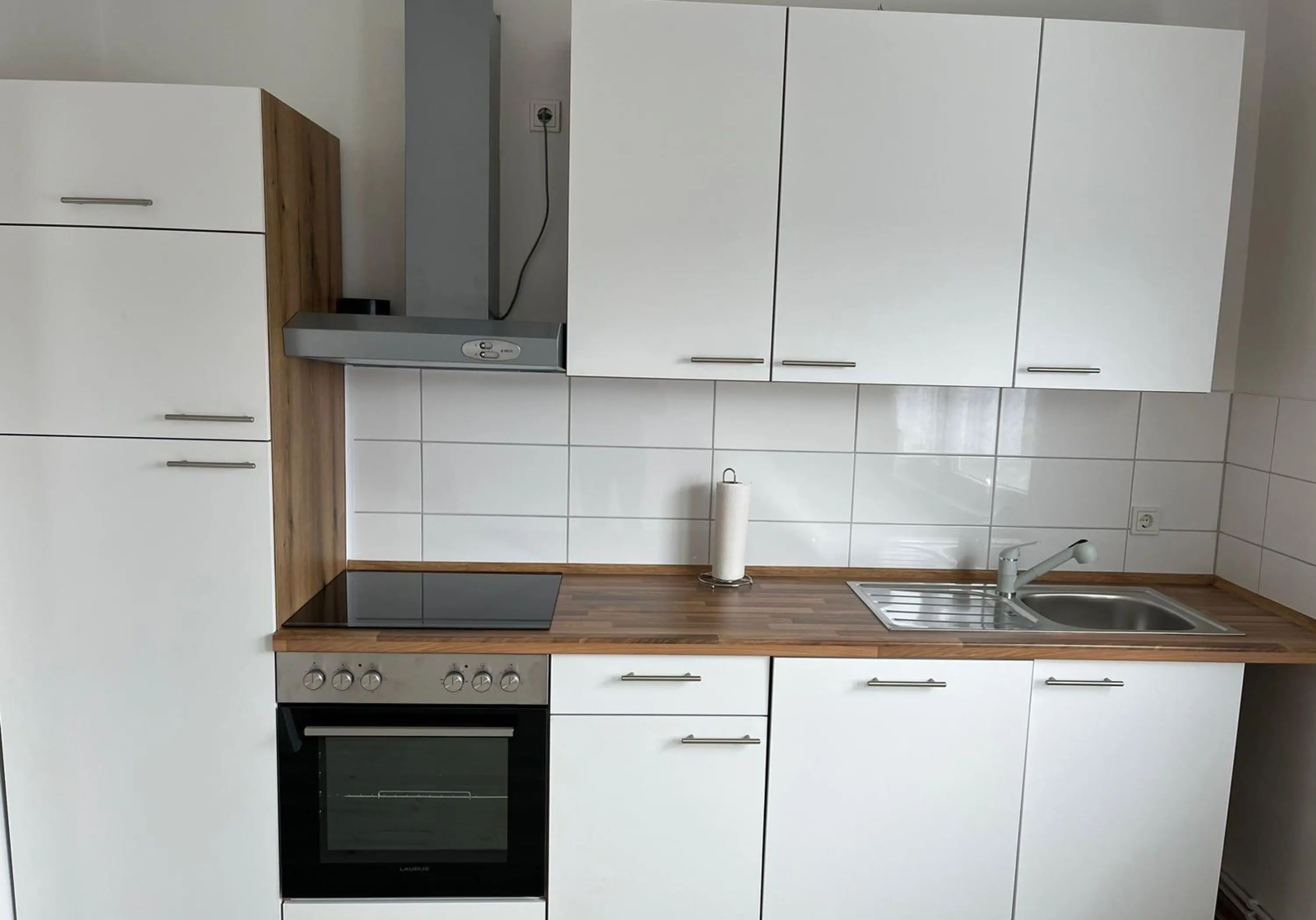 Apartament recent renovat cu mobilier modern
Locație centrală
Parcare, maşină de spălat, bucătărie etc. - fotografie proprietate 4