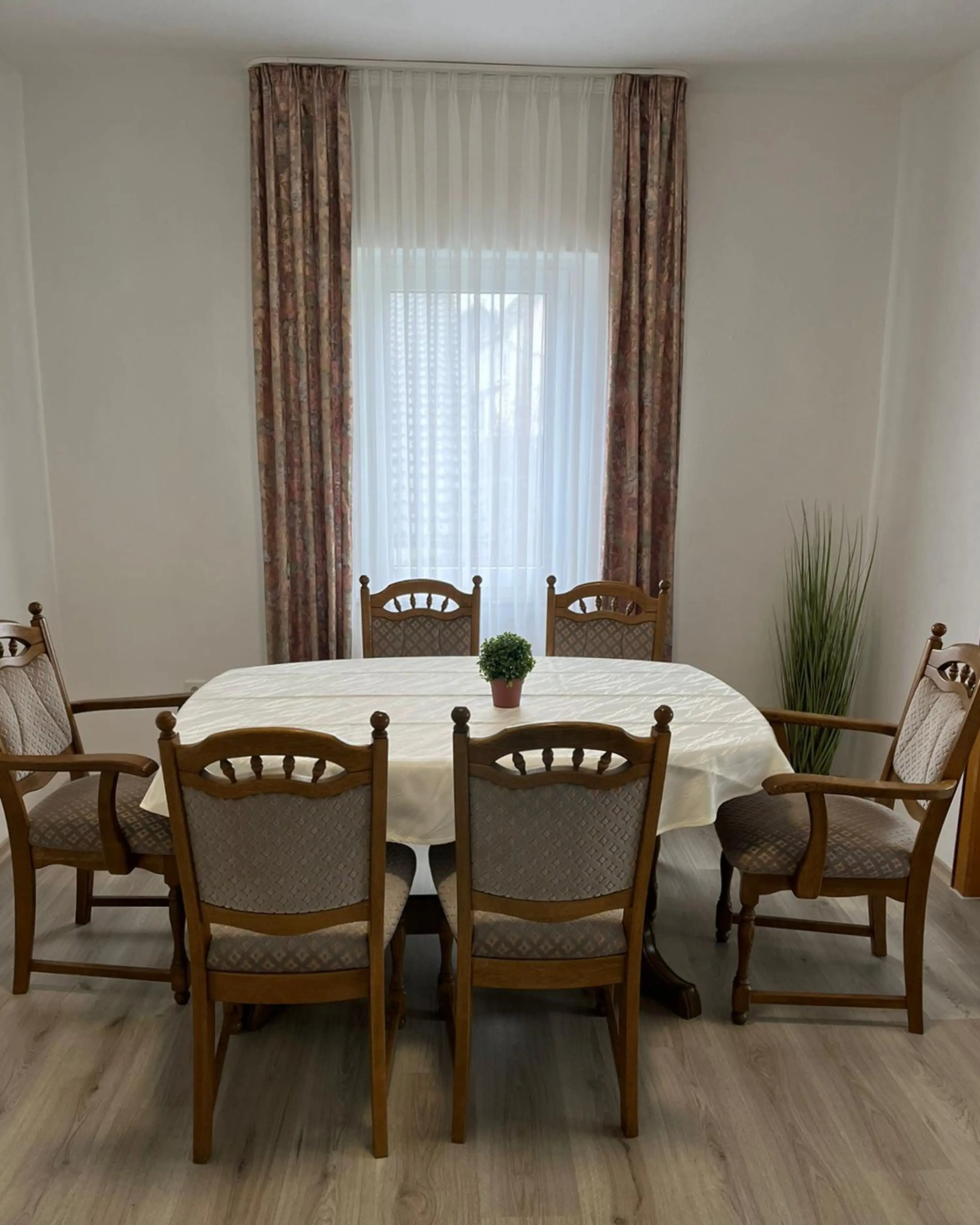 Apartament recent renovat cu mobilier modern
Locație centrală
Parcare, maşină de spălat, bucătărie etc. - fotografie proprietate 5